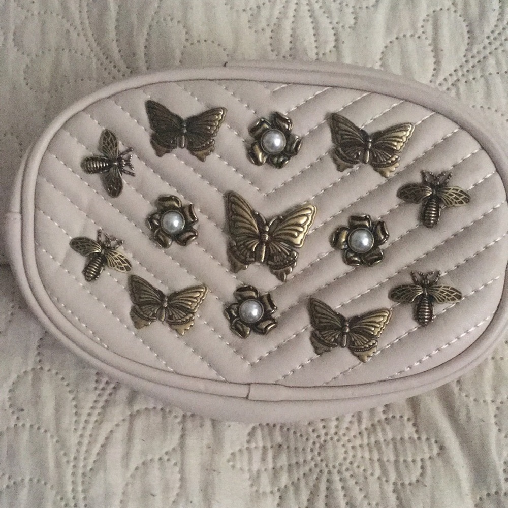 This is a cute summer fancy pack that you can wear